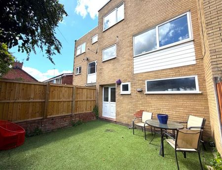 3 Bedroom Mews To Let - Photo 5