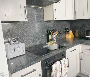 Modern House in Treforest Room 2 - Photo 6