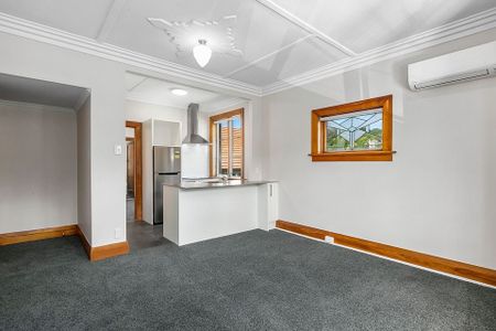 Beautiful, fully renovated art deco apartment. - Photo 3