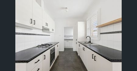 Picture Perfect - Tree Lined Street, Charming Two Bedroom Home - Photo 3