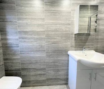 Self contained studio flat ideal for working couples- £1350 inclusive - Photo 3