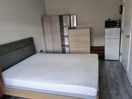 1 bedroom in a house share to rent - Photo 1