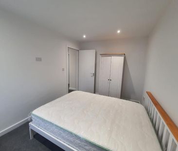 4 bedroom flat to rent - Photo 3