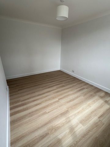 2 Bed Flat, Westover Road, BS9 - Photo 2