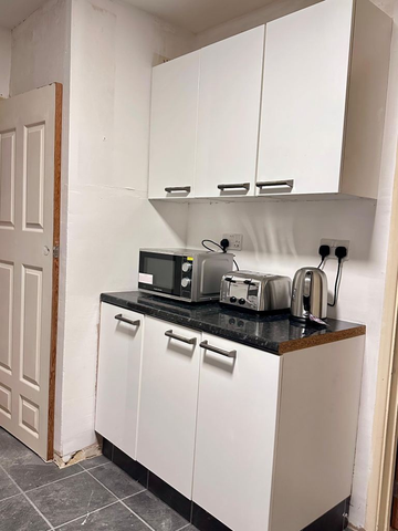 1 bedroom in a house share to rent - Photo 2