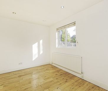 Flat to rent - Arngask Road, London, SE6 - Photo 4