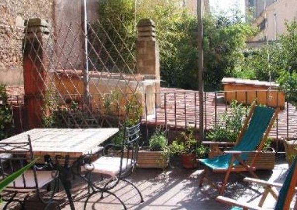 Trastevere-Terrace: 45sqm. Charming studio loft. Entrance, living room, separate kitchen, renovated bath, sleeping loft, large private terrace. Sunny, silent. Ref. 692
