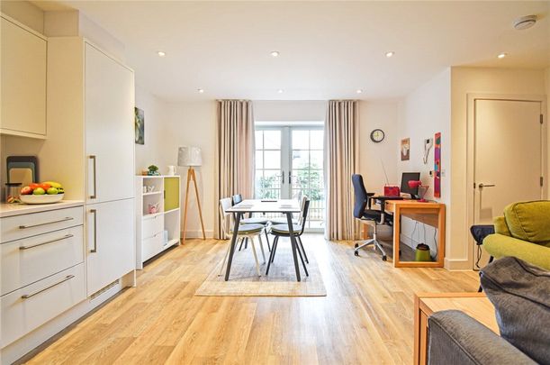 Well presented 2 bedroom apartment situated just to the south of the City centre with excellent access to A14, M11 & Addenbrookes Hospital. Allocated parking. Underfloor heating. Unfurnished. - Photo 1