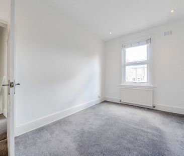 Flat to rent - Shorndean Street, London, SE6 - Photo 3