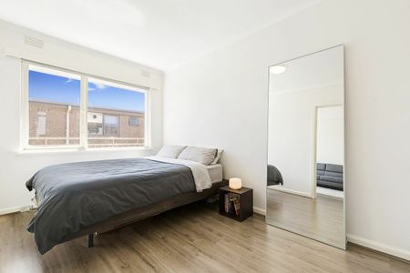 Prime Apartment Living in Vibrant St Kilda East! - Photo 4