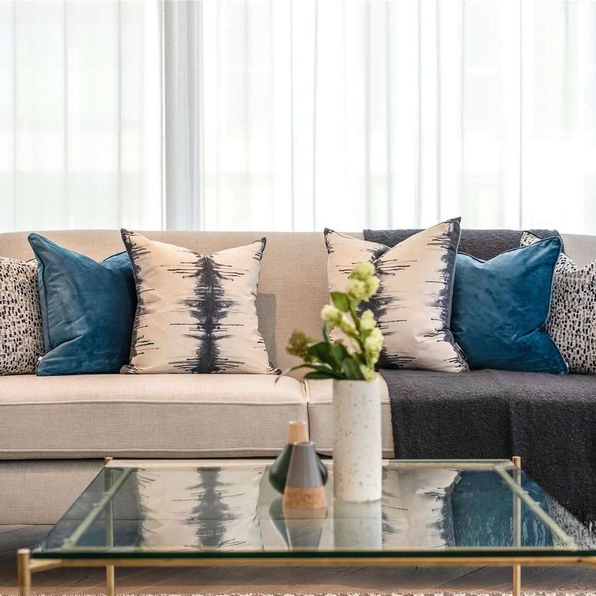 Beautiful 3 bedroom penthouse apartment with epic roof terrace, 3 stylish bathrooms, designer open-plan kitchen. Located in a small new development in central Westminster with concierge. - Photo 1