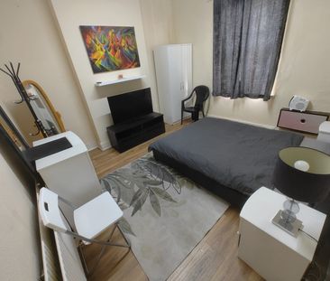 Room in a Shared House, Montague Road, TW3 - Photo 1