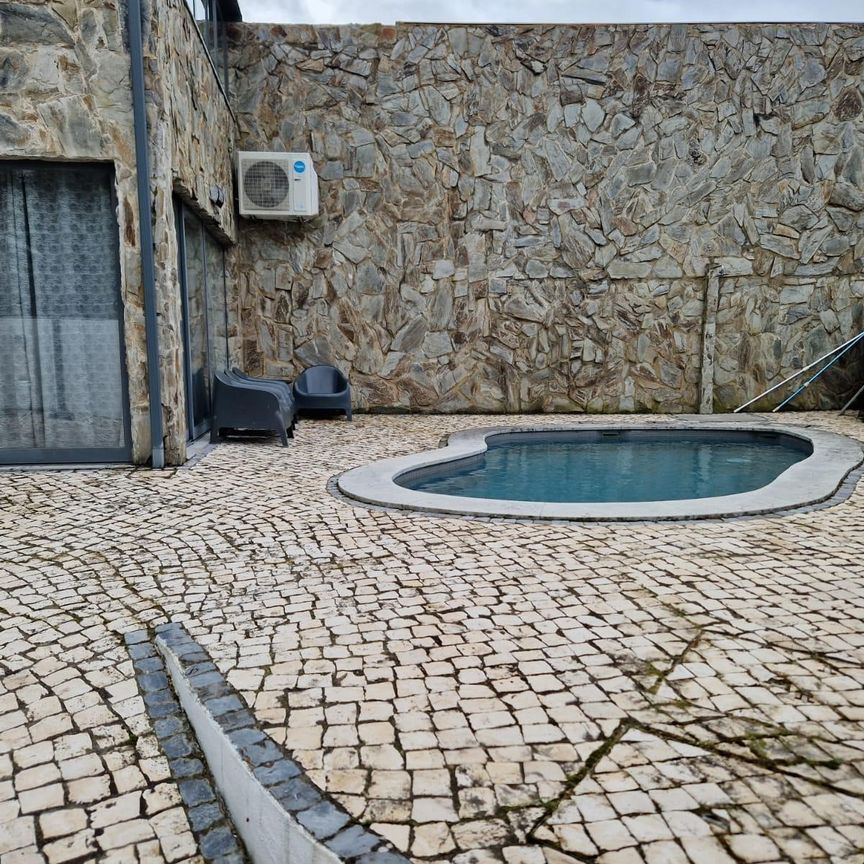 Moradia T3 remodelada com piscina e jardim para arrendamento em Alcoitão - Photo 1