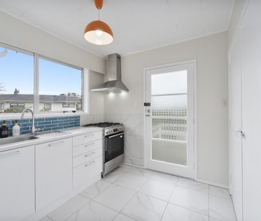 West Is Best – Cozy 2-Bedroom Standalone Home with Spacious Living - Photo 5