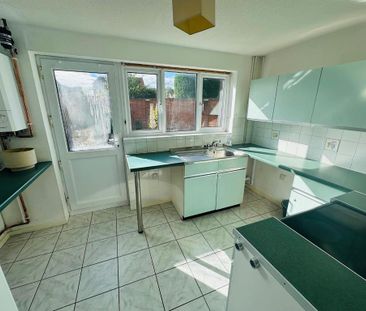 2 bedroom end of terrace house to rent - Photo 4