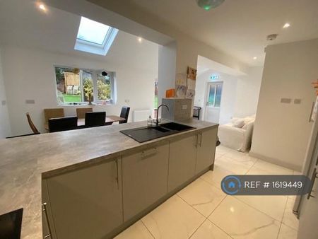 4 bedroom semi-detached house to rent - Photo 5