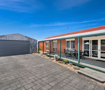 8 Freesia Court, Whittington - Photo 4