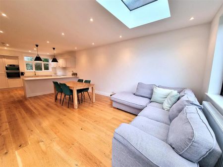 4 bedroom detached house to rent - Photo 2