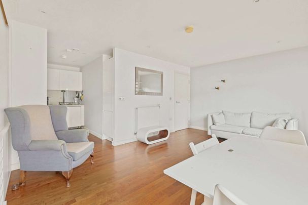 Large one bedroom apartment with private outside space. - Photo 1