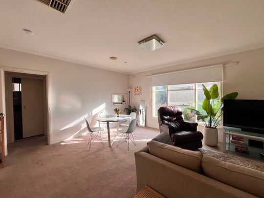Elsternwick - Photo 1