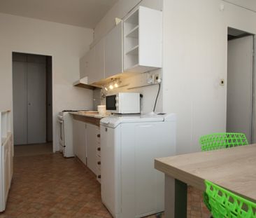 Na prenájom priestranný 2 izbový čiastočne zrekonštruovaný, zariade... - Photo 1