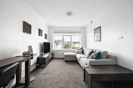 Top-Floor Spacious Apartment in Prime Richmond Location with small car space *NOTE INDUCTION COOKTOP INSTALLED* - Photo 3