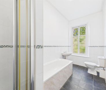 3 bedroom flat to rent - Photo 4