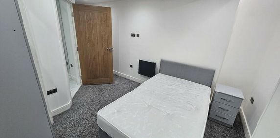 1 bedroom in a flat share to rent - Photo 2