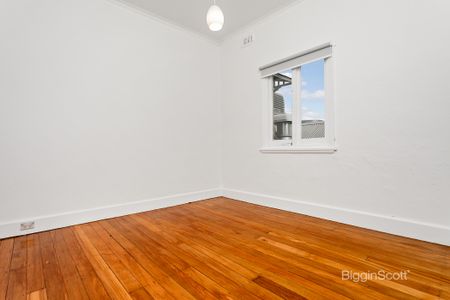 ONE BEDROOM APARTMENT WITH LOADS OF LIVING SPACE! - Photo 5