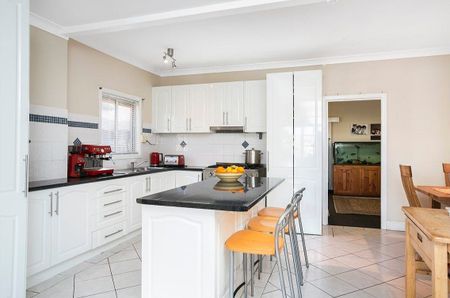 LARGE 4 BEDROOM HOME WITH A POOL! - Photo 2