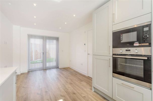 Contemporary family home in desirable village location - Photo 1