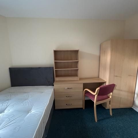 1 bedroom in a flat share to rent - Photo 1