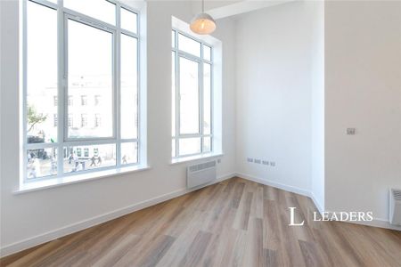 2 bedroom flat to rent - Photo 2