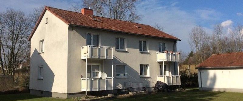 Wohnung mit modernem Wannenbad und neuer Tapezierung an den Wandflächen - Photo 1