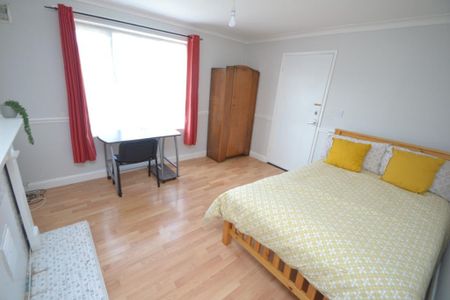 4 bedroom detached house to rent - Photo 2