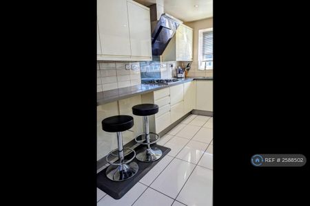 1 bedroom in a house share to rent - Photo 4