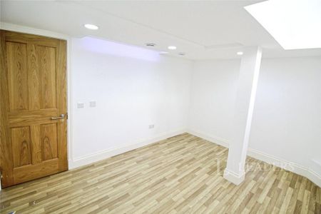 3 bedroom flat to rent - Photo 3