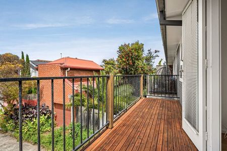 Boutique block, huge balcony & security parking, all in the heart of St Kilda! - Photo 5