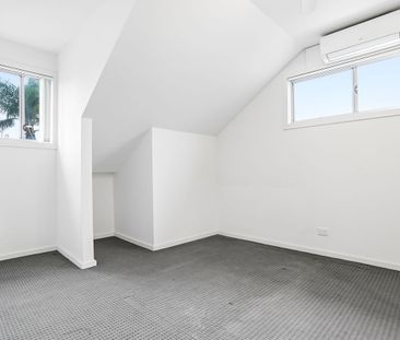 MODERN 2 BEDROOM TOWNHOUSE - Photo 3