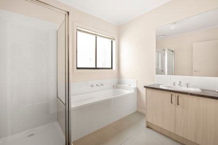 31 Kimberley Grove, Pakenham VIC 3810 - House For Rent | Domain - Photo 5