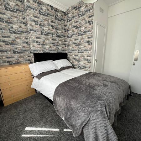 1 bedroom in a house share to rent - Photo 3