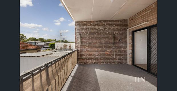 Spacious Renovated Three Bedroom Apartment - Photo 1