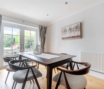 A spacious family home ideally situated for local amenities and sch... - Photo 4