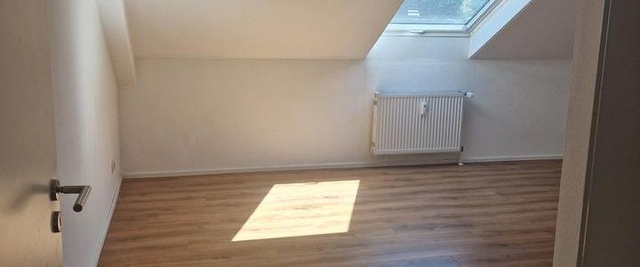 Helle Dachgeschosswohnung mit Charme - Photo 1
