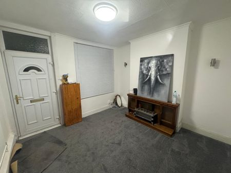 3 Bed End Terrace, North Gate, NG7 - Photo 2