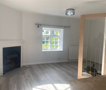 A very pretty, recently renovated, two bedroom Coach House set with... - Photo 2