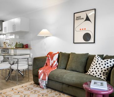 Stylish, Fully Furnished City-Fringe Apartment in Sophisticated Locale - Photo 2