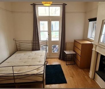 1 bedroom in a house share to rent - Photo 2