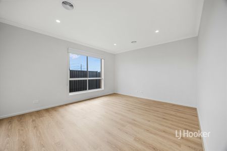 35 Portulaca Avenue, Manor Lakes VIC, Belconnen - Photo 2