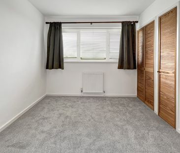 A well presented and spacious 3 bedroom terraced home, with garage,... - Photo 4